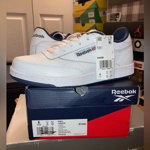 REEBOK CLUB C JUNIOR. SIZE 6 BOYS.